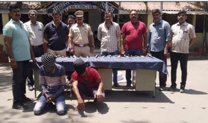 Stalk of swords seized in Panchpawali at Nagpur | नागपुरातील पाचपावलीत तलवारींचा साठा जप्त Stalk of swords seized in Panchpawali at Nagpur | नागपुरातील पाचपावलीत तलवारींचा साठा जप्त