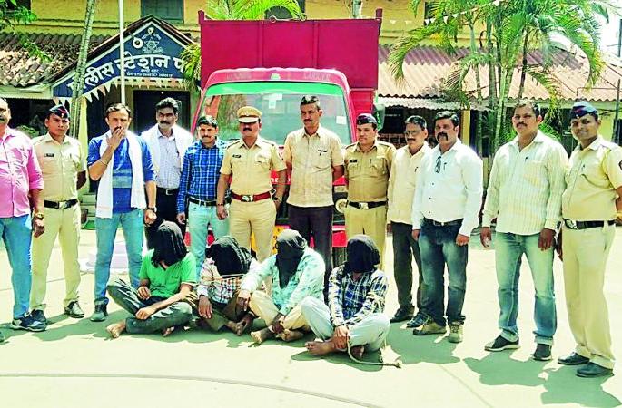 Rescue of slaughtered animals in Nagpur | नागपुरात कत्तलखान्यातील जनावरांची मुक्तता  Rescue of slaughtered animals in Nagpur | नागपुरात कत्तलखान्यातील जनावरांची मुक्तता