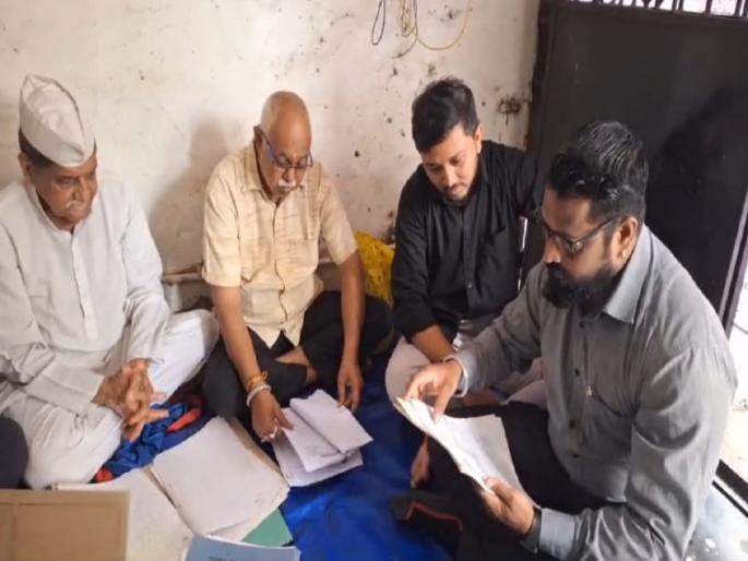 Chain hunger strike against the arbitrary management of Padgha Gram Panchayat in Bhiwandi | भिवंडीतील पडघा ग्रामपंचायतीच्या मनमानी कारभाराविरोधात साखळी उपोषण Chain hunger strike against the arbitrary management of Padgha Gram Panchayat in Bhiwandi | भिवंडीतील पडघा ग्रामपंचायतीच्या मनमानी कारभाराविरोधात साखळी उपोषण