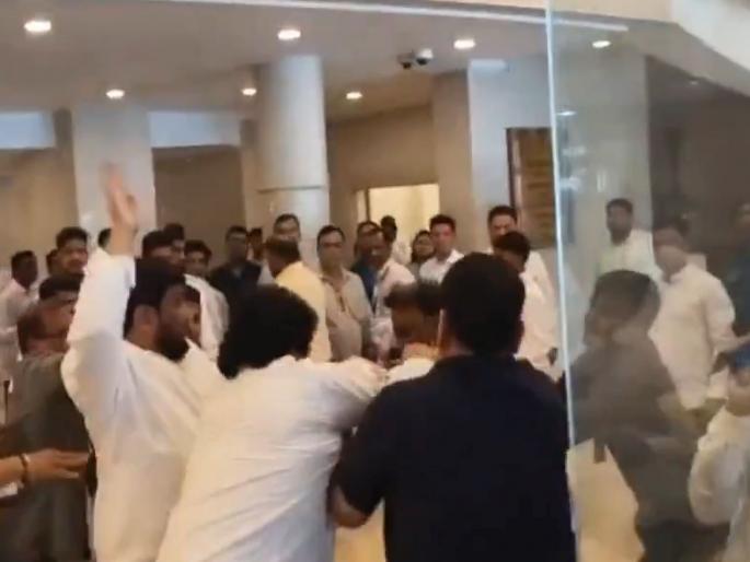 Jitendra Awhad- Gopichand Padalkar row Vidhan Sabha : A brawl broke out in the lobby between Padalkar-Awhad party workers, abuse was exchanged in the language of 'M'-'Bh' | पडळकर-आव्हाड यांच्या कार्यकर्त्यांमध्ये लाॅबीमध्ये तुंबळ हाणामारी, ‘म’-‘भ’च्या भाषेत शिवीगाळ Jitendra Awhad- Gopichand Padalkar row Vidhan Sabha : A brawl broke out in the lobby between Padalkar-Awhad party workers, abuse was exchanged in the language of 'M'-'Bh' | पडळकर-आव्हाड यांच्या कार्यकर्त्यांमध्ये लाॅबीमध्ये तुंबळ हाणामारी, ‘म’-‘भ’च्या भाषेत शिवीगाळ