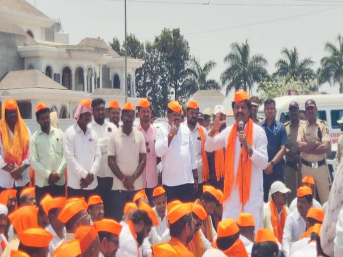 Encroachment on Malojiraje Gadhi The entire Hindu community under the leadership of Padalkar, raised its voice regarding the remoteness of the tomb | मालोजीराजे गढी अतिक्रमण; समाधीस्थळ दुरावस्थेबाबत पडळकरांच्या नेतृत्वखाली सकल हिंदू समाजाने उठवला आवाज Encroachment on Malojiraje Gadhi The entire Hindu community under the leadership of Padalkar, raised its voice regarding the remoteness of the tomb | मालोजीराजे गढी अतिक्रमण; समाधीस्थळ दुरावस्थेबाबत पडळकरांच्या नेतृत्वखाली सकल हिंदू समाजाने उठवला आवाज