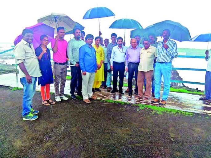 Central Water Commission team conducts survey of dam dam | केंद्रीय जल आयोगाच्या पथकाने केली पाडळसे धरणाची भरपावसात पाहणी Central Water Commission team conducts survey of dam dam | केंद्रीय जल आयोगाच्या पथकाने केली पाडळसे धरणाची भरपावसात पाहणी
