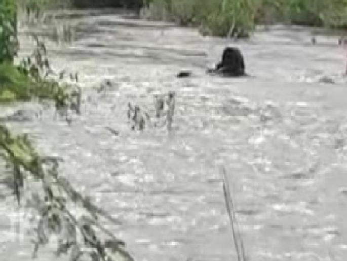 Two bikers washed away in flood of Padliwadi Sangli, saved due to chance | Sangli: पाडळीवाडी ओढ्याच्या पुरात दोघे दुचाकीस्वार वाहून गेले, प्रसंगावधानामुळे बचावले Two bikers washed away in flood of Padliwadi Sangli, saved due to chance | Sangli: पाडळीवाडी ओढ्याच्या पुरात दोघे दुचाकीस्वार वाहून गेले, प्रसंगावधानामुळे बचावले