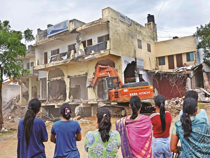 585 toll encroachments in Padegaon-Mitmitia; Municipal Corporation, police on the road | पडेगाव-मिटमिट्यात ५८५ टोलेजंग अतिक्रमणांवर हातोडा; मनपा, पोलिस रस्त्यावर