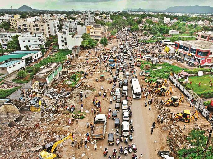 Municipal Corporation's eyes opened after population crossed one lakh; Action taken after 43 years in Padegaon, Mitmita areas | पडेगाव, मिटमिटात ४३ वर्षांनंतर हातोडा; लाखावर लोकसंख्या गेल्यानंतर मनपाचे उघडले डोळे