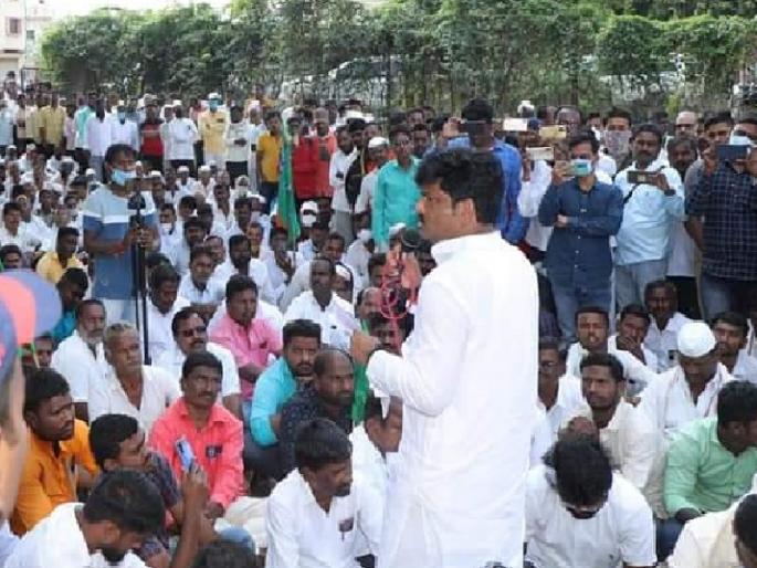 Farmers electricity connection questions MLA Gopichand Padalkar angry over MSEDCL officials | शेतकऱ्यांना छळू नका; अन्यथा अधिकाऱ्यांना रस्त्यावर फिरू देणार नाही, आमदार पडळकर भडकले Farmers electricity connection questions MLA Gopichand Padalkar angry over MSEDCL officials | शेतकऱ्यांना छळू नका; अन्यथा अधिकाऱ्यांना रस्त्यावर फिरू देणार नाही, आमदार पडळकर भडकले