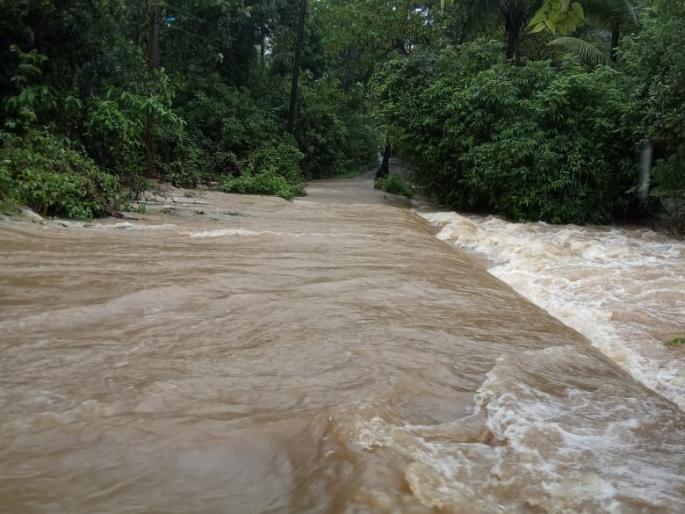 Heavy rains disrupt life in Madura Panchkrushi | मुसळधार पावसामुळे मडुरा पंचक्रोशीतील जनजीवन विस्कळीत Heavy rains disrupt life in Madura Panchkrushi | मुसळधार पावसामुळे मडुरा पंचक्रोशीतील जनजीवन विस्कळीत