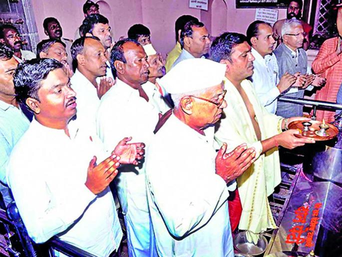 Patriarch hits Angarki Yatra | पितृपक्षाचा अंगारकी यात्रेला फटका Patriarch hits Angarki Yatra | पितृपक्षाचा अंगारकी यात्रेला फटका