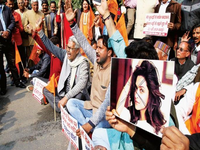 Violence against 'Padmavit', declaration of public ban; Movement at the extremist movement | ‘पद्मावत’विरोध झाला हिंसक,जनता संचारबंदीची घोषणा; करणी सेनेचे ठिकठिकाणी आंदोलन Violence against 'Padmavit', declaration of public ban; Movement at the extremist movement | ‘पद्मावत’विरोध झाला हिंसक,जनता संचारबंदीची घोषणा; करणी सेनेचे ठिकठिकाणी आंदोलन