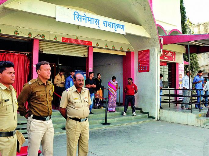 Akola: Padmav film canceled; Cinematic driver's decision | अकोला : पद्मावत चित्रपटाचे शो रद्द; चित्रपटगृह चालकाचा निर्णय