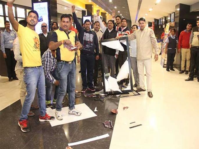 'As long as I'm alive, will not allow release Padmavati film' | 'मी जोपर्यंत जिवंत आहे, तोपर्यंत पद्मावती चित्रपट रिलीज होऊ देणार नाही' 'As long as I'm alive, will not allow release Padmavati film' | 'मी जोपर्यंत जिवंत आहे, तोपर्यंत पद्मावती चित्रपट रिलीज होऊ देणार नाही'