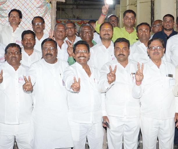 Padmashali Education Institute again in Solapur | सोलापुरातील पद्मशाली शिक्षण संस्थेवर पुन्हा सत्ताधाºयांचाच झेंडा  Padmashali Education Institute again in Solapur | सोलापुरातील पद्मशाली शिक्षण संस्थेवर पुन्हा सत्ताधाºयांचाच झेंडा