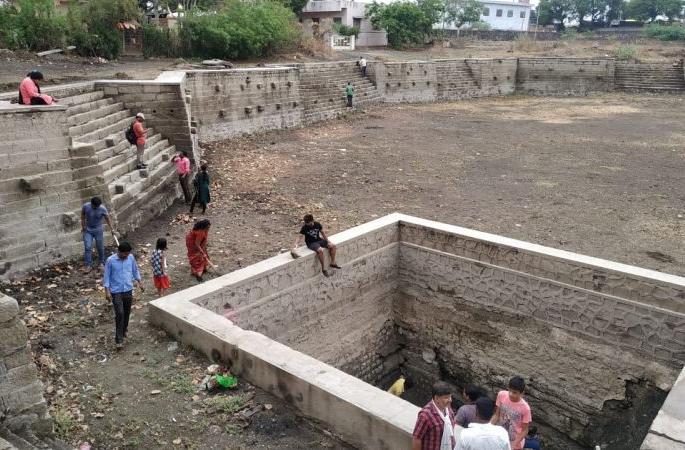 Hundreds of Hands come forward for the cleanliness of the Padmirth lake | पद्मतिर्थ तलावाच्या स्वच्छतेसाठी सरसावले शेकडो हात