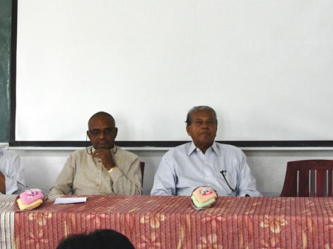 Attention to the issues of public through media, senior journalist Padmabhushan Deshpande, the lecture at Solapur University | माध्यमांनी जनतेच्या खºया प्रश्नांकडे लक्ष द्यावे, ज्येष्ठ पत्रकार पद्मभूषण देशपांडे यांचे मत, सोलापूर विद्यापीठात झाले व्याख्यान Attention to the issues of public through media, senior journalist Padmabhushan Deshpande, the lecture at Solapur University | माध्यमांनी जनतेच्या खºया प्रश्नांकडे लक्ष द्यावे, ज्येष्ठ पत्रकार पद्मभूषण देशपांडे यांचे मत, सोलापूर विद्यापीठात झाले व्याख्यान