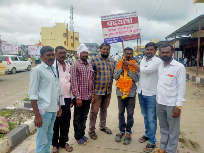The youth of Jalkot set out on foot to greet the Chief Minister | मुख्यमंत्र्यांना साकडे घालण्यासाठी जळकोटचा युवक निघाला पायी The youth of Jalkot set out on foot to greet the Chief Minister | मुख्यमंत्र्यांना साकडे घालण्यासाठी जळकोटचा युवक निघाला पायी