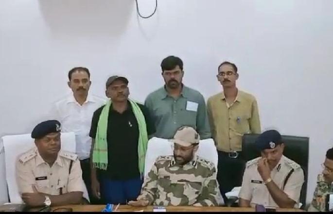 Naxalite Pahadsingh Surrender to Chhattisgarh police | नक्षलवादी पहाडसिंगचे छत्तीसगड पोलिसांसमोर आत्मसमर्पण Naxalite Pahadsingh Surrender to Chhattisgarh police | नक्षलवादी पहाडसिंगचे छत्तीसगड पोलिसांसमोर आत्मसमर्पण