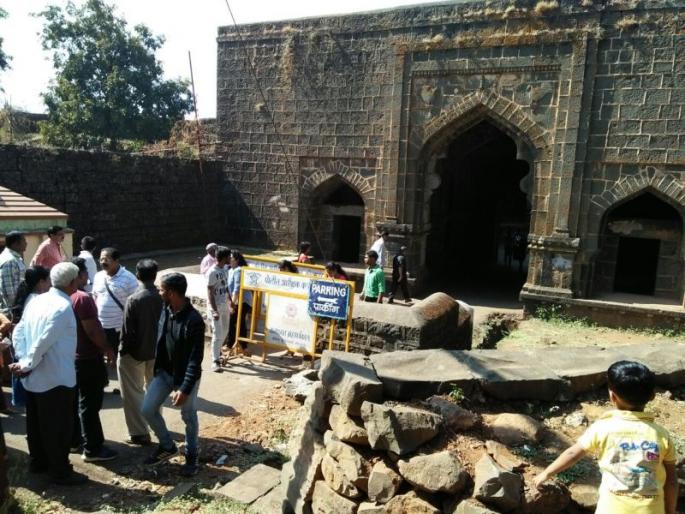 All historic buildings in Panhala are closed by archaeological department, tourists resentful | पन्हाळ्यातील सर्व ऐतिहासिक वास्तू पुरातत्व विभागाकडुन बंद, पर्यटकांची नाराजी All historic buildings in Panhala are closed by archaeological department, tourists resentful | पन्हाळ्यातील सर्व ऐतिहासिक वास्तू पुरातत्व विभागाकडुन बंद, पर्यटकांची नाराजी