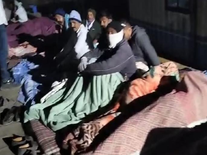 Protesters slept on scales all night as talks over sugarcane prices at Dutt India Sugar Factory in Phaltan proved fruitless | Satara: चर्चा निष्फळ; ऊसदर आंदोलक रात्रभर झोपले कारखान्याच्या वजन काट्यावर 