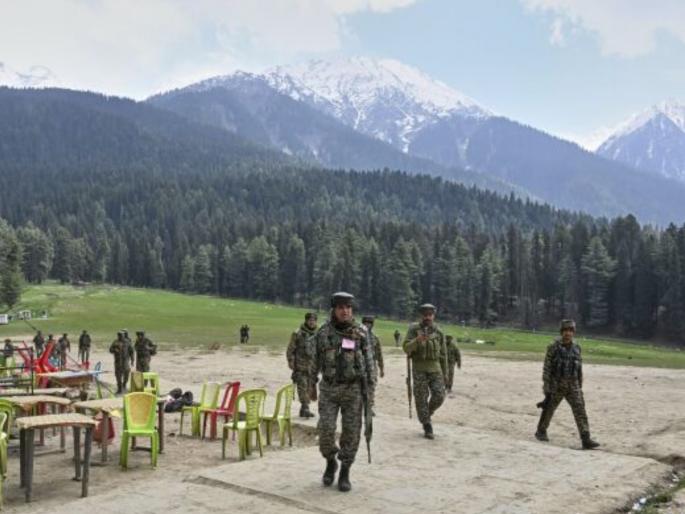 pahalgam attack crisis averted by refusing to ride a horse 4 youths from goa who went to kashmir narrowly escaped | घोडेस्वारीस नकार दिला म्हणून टळले संकट; काश्मीरला गेलेल्या ४ युवकांचा जीव थोडक्यात बचावला pahalgam attack crisis averted by refusing to ride a horse 4 youths from goa who went to kashmir narrowly escaped | घोडेस्वारीस नकार दिला म्हणून टळले संकट; काश्मीरला गेलेल्या ४ युवकांचा जीव थोडक्यात बचावला