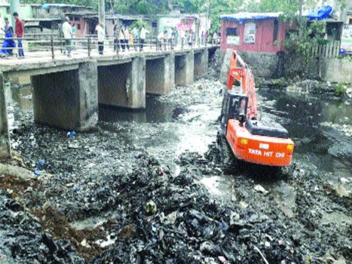 After the announcement of the commissioners, Nalsefi started | आयुक्तांच्या दणक्यानंतर नालेसफाई सुरू