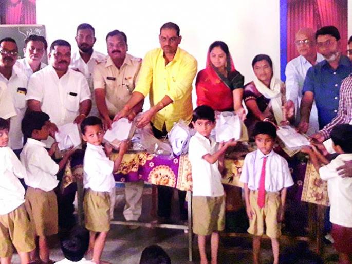 Helping poor students of Zilla Parishad School in Pagur | पहूर येथे जिल्हा परिषद शाळेतील गरीब विद्यार्थ्यांना मदतीचा हात Helping poor students of Zilla Parishad School in Pagur | पहूर येथे जिल्हा परिषद शाळेतील गरीब विद्यार्थ्यांना मदतीचा हात