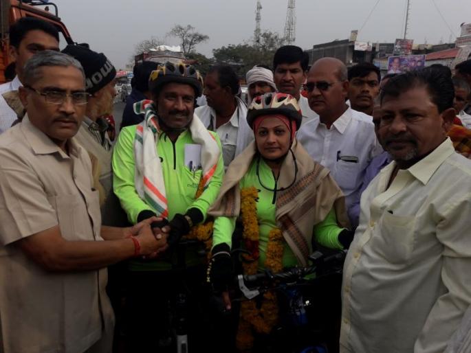 Nasik's couple on state-run cycle for ecological awareness | पर्यावरणाच्या जनजागृतीसाठी नाशिकच्या दाम्पत्याची राज्यभर सायकलवर भ्रमंती Nasik's couple on state-run cycle for ecological awareness | पर्यावरणाच्या जनजागृतीसाठी नाशिकच्या दाम्पत्याची राज्यभर सायकलवर भ्रमंती