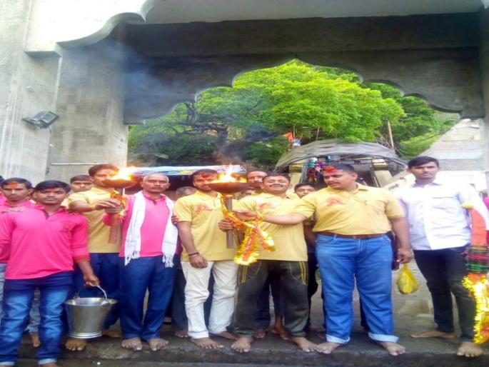 Saptashrungi was here before bringing the flame from the fort | सप्तश्रृंगी गडावरून ज्योत आणत पहूर येथे होते घटस्थापना Saptashrungi was here before bringing the flame from the fort | सप्तश्रृंगी गडावरून ज्योत आणत पहूर येथे होते घटस्थापना