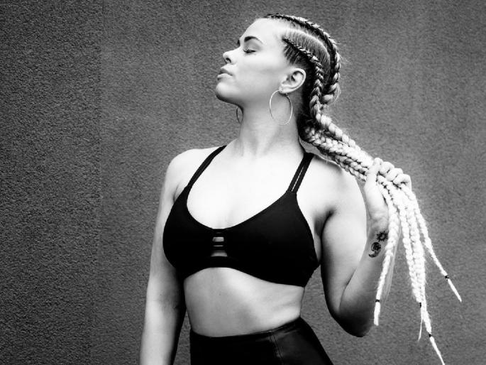 UFC star Paige VanZant trains NAKED with coronavirus lockdown workout svg | जगात चाललंय काय अन् ही महिला खेळाडू करतेय काय? 'Nude' होत करतेय जिम!