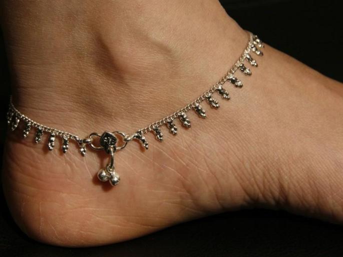 Panning in the feet will cause death? | पायात पैंजण घालून झोपल्याने होणार मृत्यू? Panning in the feet will cause death? | पायात पैंजण घालून झोपल्याने होणार मृत्यू?