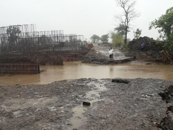 In the first rain, alternative bridge on the Penganga river flush out | पहिल्याच पावसात पैनगंगा नदीवरील पर्यायी पूल गेला वाहून In the first rain, alternative bridge on the Penganga river flush out | पहिल्याच पावसात पैनगंगा नदीवरील पर्यायी पूल गेला वाहून