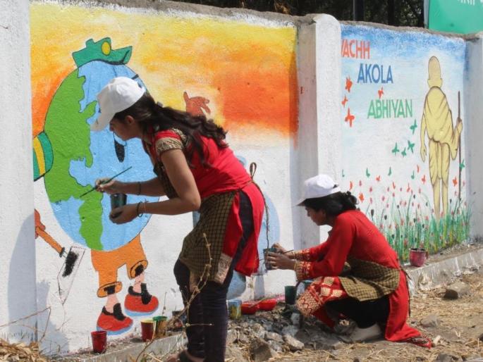 Akola walls make attractive due to beautiful pictures | सुंदर चित्रांमुळे अकोल्यातील भिंती झाल्या आकर्षक; विद्यार्थ्यांनी रेखाटली सुंदर चित्रे Akola walls make attractive due to beautiful pictures | सुंदर चित्रांमुळे अकोल्यातील भिंती झाल्या आकर्षक; विद्यार्थ्यांनी रेखाटली सुंदर चित्रे