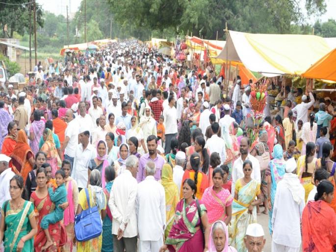 Dash of devotees for 'paas' pole darshan | ‘पैस’ खांबाच्या दर्शनासाठी भाविकांच्या रांगा Dash of devotees for 'paas' pole darshan | ‘पैस’ खांबाच्या दर्शनासाठी भाविकांच्या रांगा