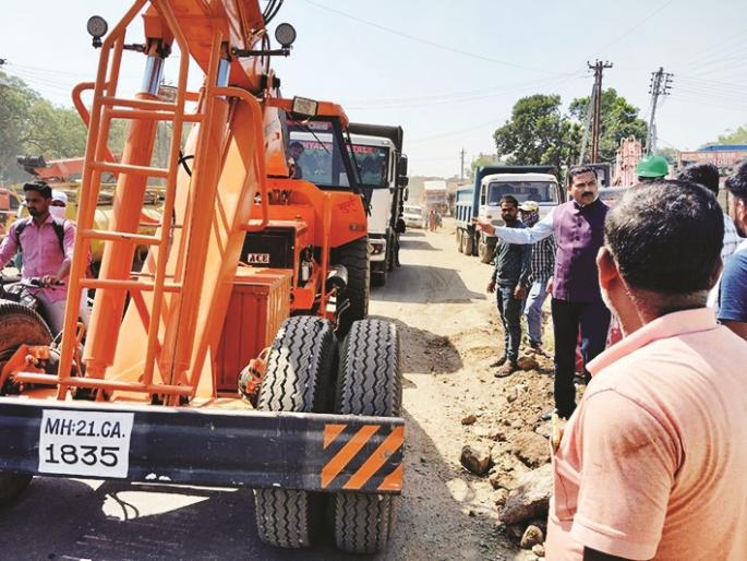 new pipeline and road work slow down; It took the Collector 3 hours to reach Paithan | जलवाहिनीचे काम मंदावले, चौपदरीकरण ठप्प; पैठणला जाण्यास जिल्हाधिकाऱ्यांना लागले ३ तास new pipeline and road work slow down; It took the Collector 3 hours to reach Paithan | जलवाहिनीचे काम मंदावले, चौपदरीकरण ठप्प; पैठणला जाण्यास जिल्हाधिकाऱ्यांना लागले ३ तास