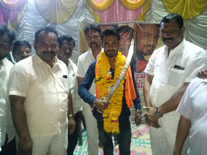 PhotoSesh with the sword of BJP office bearers during the sacking | शस्त्रबंदीच्या काळात भाजप पदाधिकाऱ्याचे तलवारीसह फोटोसेशन PhotoSesh with the sword of BJP office bearers during the sacking | शस्त्रबंदीच्या काळात भाजप पदाधिकाऱ्याचे तलवारीसह फोटोसेशन