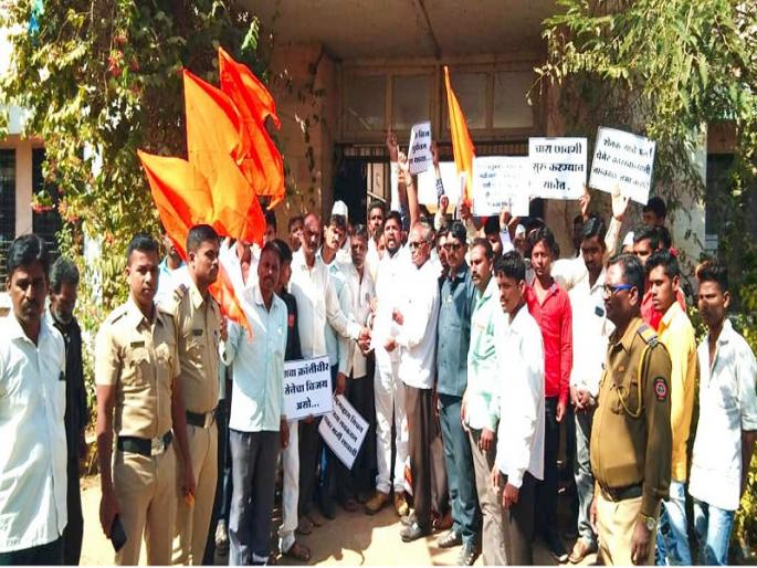 Farmers' morcha at Paithan tehsil for settlement of electricity problem | विजेच्या समस्येवर तोडग्यासाठी पैठण तहसीलवर शेतकऱ्यांचा मोर्चा 