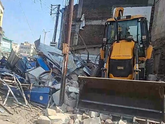 Chhatrapati Sambhaji Nagar Municipal Corporation cracks down on encroachment and unauthorized construction in Paithan Gate area | छत्रपती संभाजीनगरमध्ये पुन्हा 'पाडापाडी' सुरू; महापालिकेचा पैठण गेटवर कारवाईचा धडाका Chhatrapati Sambhaji Nagar Municipal Corporation cracks down on encroachment and unauthorized construction in Paithan Gate area | छत्रपती संभाजीनगरमध्ये पुन्हा 'पाडापाडी' सुरू; महापालिकेचा पैठण गेटवर कारवाईचा धडाका