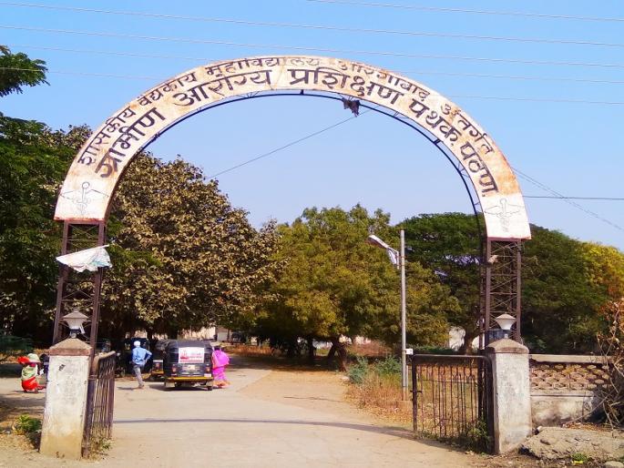 Paithan 'valley' kamat; Doctors, sportsmanship of patients with a shortage of employees | पैठणची ‘घाटी’कोमात; डॉक्टर, कर्मचाऱ्यांच्या कमतरतेने रुग्णांच्या जीवाशी खेळ Paithan 'valley' kamat; Doctors, sportsmanship of patients with a shortage of employees | पैठणची ‘घाटी’कोमात; डॉक्टर, कर्मचाऱ्यांच्या कमतरतेने रुग्णांच्या जीवाशी खेळ