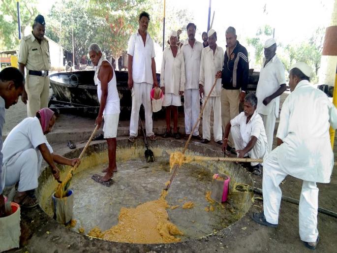 The prisoner's hand is also sweet; Start the Jaggery production in the open jail of Paithan | कैद्यांच्या हाताला गुळाचीही गोडी; पैठणच्या खुल्या कारागृहात गुऱ्हाळ सुरु The prisoner's hand is also sweet; Start the Jaggery production in the open jail of Paithan | कैद्यांच्या हाताला गुळाचीही गोडी; पैठणच्या खुल्या कारागृहात गुऱ्हाळ सुरु