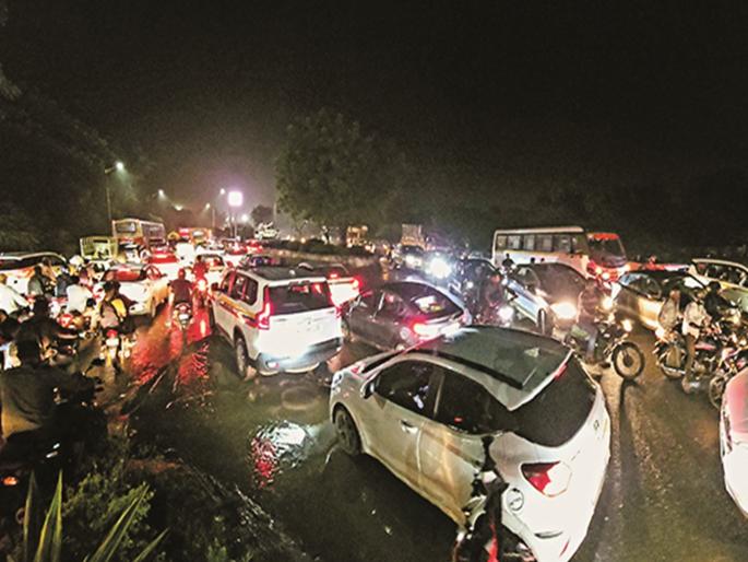 In Chhatrapati Sambhaji Nagar, Not Paithan Road but 'Stress Road'; Daily congestion on the iron bridge! | छत्रपती संभाजीनगरातील पैठण रोड नव्हे, तर 'स्ट्रेस रोड'; लोखंडी पुलावर रोजचीच कोंडी! In Chhatrapati Sambhaji Nagar, Not Paithan Road but 'Stress Road'; Daily congestion on the iron bridge! | छत्रपती संभाजीनगरातील पैठण रोड नव्हे, तर 'स्ट्रेस रोड'; लोखंडी पुलावर रोजचीच कोंडी!