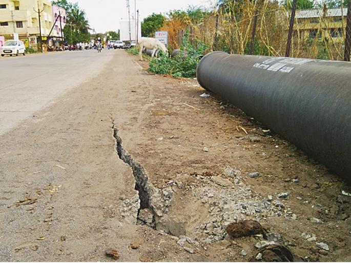 It is a rage to break the Rs 3 crore's new road in Paithan | पैठणमध्ये तीन कोटींचा नवाकोरा रस्ता फोडल्याने संताप It is a rage to break the Rs 3 crore's new road in Paithan | पैठणमध्ये तीन कोटींचा नवाकोरा रस्ता फोडल्याने संताप