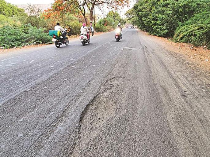 18 crore favor on the contractor; On the way to Paithan, split the work seven kilometers | कंत्राटदारावर १८ कोटींची मेहरबानी; पैठण मार्गावरील सात किलोमीटर कामाला फाटा 18 crore favor on the contractor; On the way to Paithan, split the work seven kilometers | कंत्राटदारावर १८ कोटींची मेहरबानी; पैठण मार्गावरील सात किलोमीटर कामाला फाटा