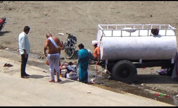 Tanker water needs to be used for decade | दशक्रिया विधीसाठी वापरावे लागतेय टँकरचे पाणी  Tanker water needs to be used for decade | दशक्रिया विधीसाठी वापरावे लागतेय टँकरचे पाणी