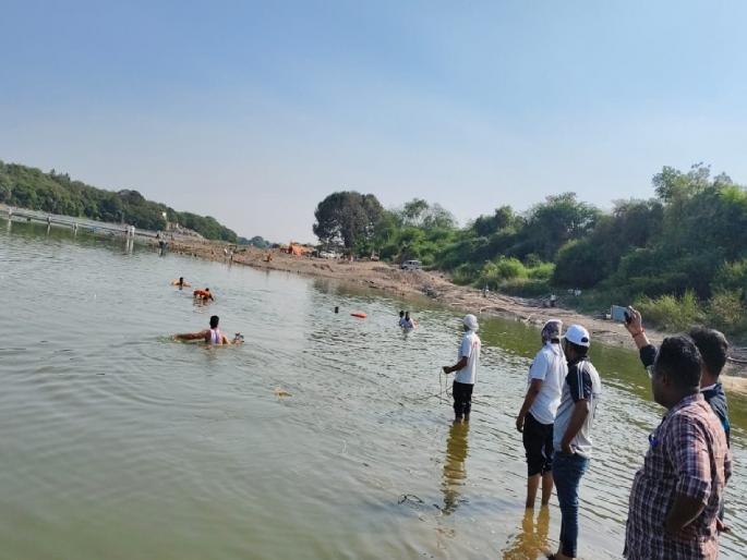 Four children drowned in Godavari river while bathing, two died, incident in paithan | पैठणमध्ये गोदावरीच्या पात्रात अंघोळीसाठी गेलेले 4 बालवारकरी बुडाले, दोघांचा दुर्दैवी मृत्यू Four children drowned in Godavari river while bathing, two died, incident in paithan | पैठणमध्ये गोदावरीच्या पात्रात अंघोळीसाठी गेलेले 4 बालवारकरी बुडाले, दोघांचा दुर्दैवी मृत्यू