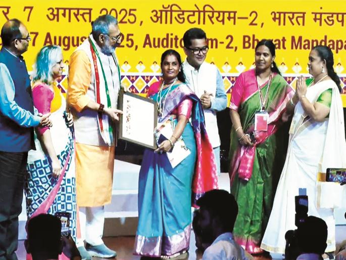 Paithan and Paithani honored in Delhi; Mangal Pagare honored with 'Excellent Weaver' award | पैठण आणि पैठणीचा दिल्लीत सन्मान; मंगल पगारे यांचा ‘उत्कृष्ट विणकर’ पुरस्काराने गौरव