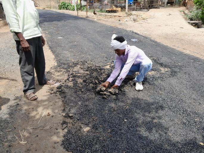 ...and quite a hand carved road; Work completed overnight: Asphalting of Mejda to Wadgona road | ...अन् चक्क हाताने उकरला रस्ता; रात्रभरात उरकले काम : मेजदा ते वाढोणा मार्गाचे डांबरीकरण ...and quite a hand carved road; Work completed overnight: Asphalting of Mejda to Wadgona road | ...अन् चक्क हाताने उकरला रस्ता; रात्रभरात उरकले काम : मेजदा ते वाढोणा मार्गाचे डांबरीकरण