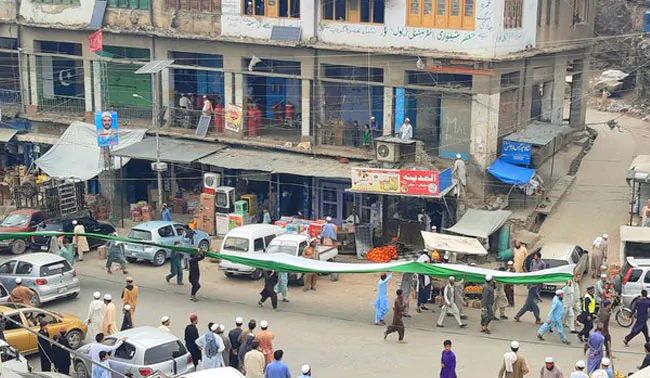 On the occasion of Eid in Pakistan, there is no light for the citizens | पाकिस्तानात ईदच्या दिवशी देखील लाइट न मिळाल्याने नागरिकांचा संताप On the occasion of Eid in Pakistan, there is no light for the citizens | पाकिस्तानात ईदच्या दिवशी देखील लाइट न मिळाल्याने नागरिकांचा संताप