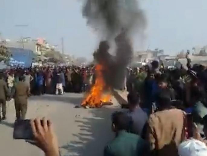 Sri Lankan factory manager lynched and set on fire in Pakistan | पाकिस्तानात श्रीलंकन नागरिकाची निर्घृण हत्या; बेदम मारहाणीत मृत्यू, जमावानं मृतदेह पेटवला Sri Lankan factory manager lynched and set on fire in Pakistan | पाकिस्तानात श्रीलंकन नागरिकाची निर्घृण हत्या; बेदम मारहाणीत मृत्यू, जमावानं मृतदेह पेटवला