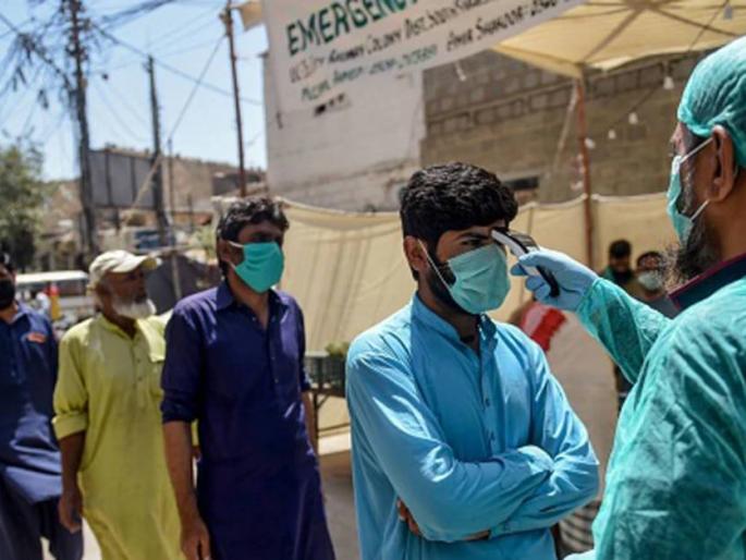 vaccinate at your own risk appeled by pakistan punjab health minister | स्वतःच्या जोखमीवर कोरोना लस घ्या; पाकिस्तानातील मंत्र्याचा सल्ला vaccinate at your own risk appeled by pakistan punjab health minister | स्वतःच्या जोखमीवर कोरोना लस घ्या; पाकिस्तानातील मंत्र्याचा सल्ला