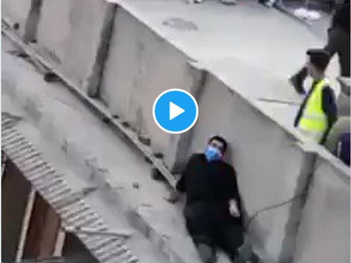 Thief-cop! viral video of Pakistani police who will try to catch police | चोर-पोलीस! पाकिस्तानचा हा Video पहाल तर, हसून हसून बेजार व्हाल... Thief-cop! viral video of Pakistani police who will try to catch police | चोर-पोलीस! पाकिस्तानचा हा Video पहाल तर, हसून हसून बेजार व्हाल...