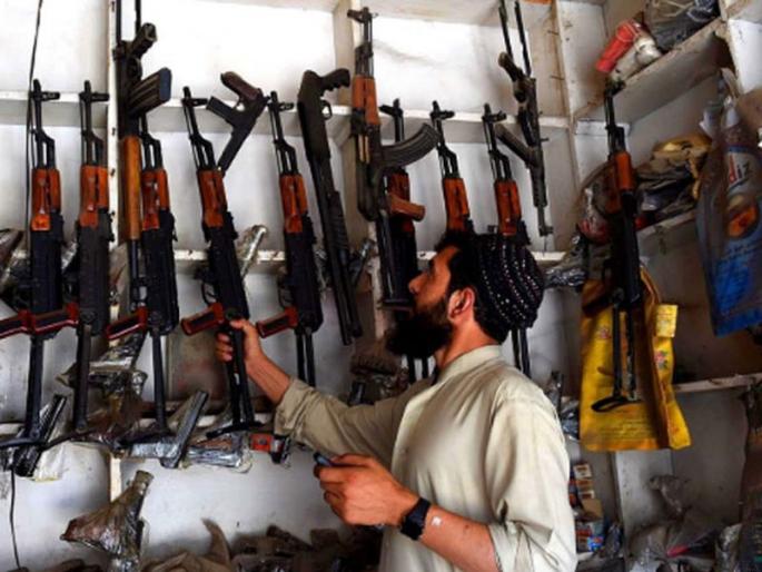 This market of Pakistan provides gun cheaper than a smartphone | पाकिस्तानातील 'या' बाजारात स्मार्टफोनपेक्षाही स्वस्त मिळतात बंदुका! This market of Pakistan provides gun cheaper than a smartphone | पाकिस्तानातील 'या' बाजारात स्मार्टफोनपेक्षाही स्वस्त मिळतात बंदुका!
